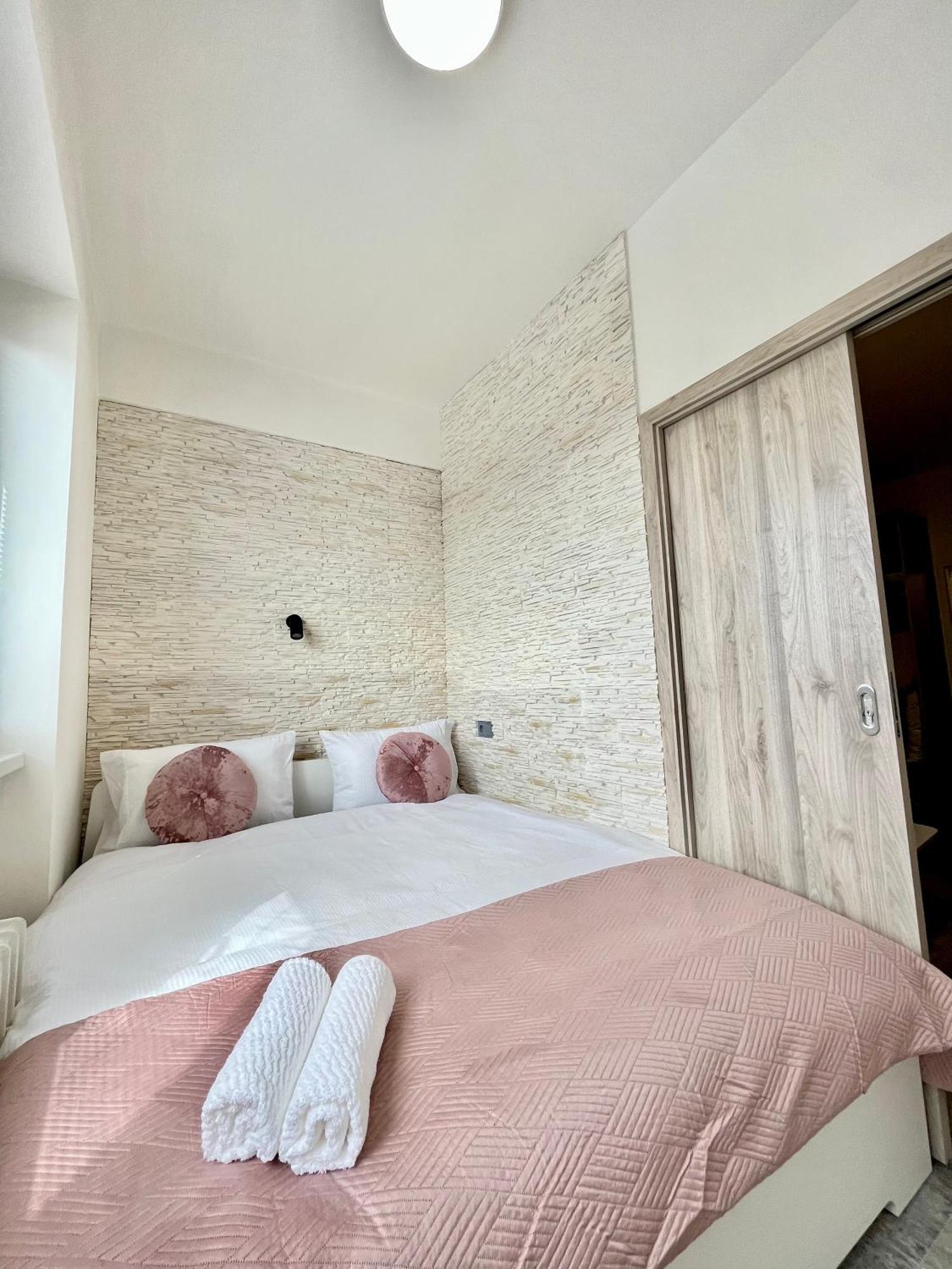 Stylish Apartment In The Center On Sokolska Street Praga Exterior foto
